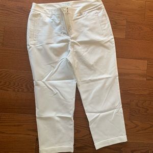 So-Slimming white capris